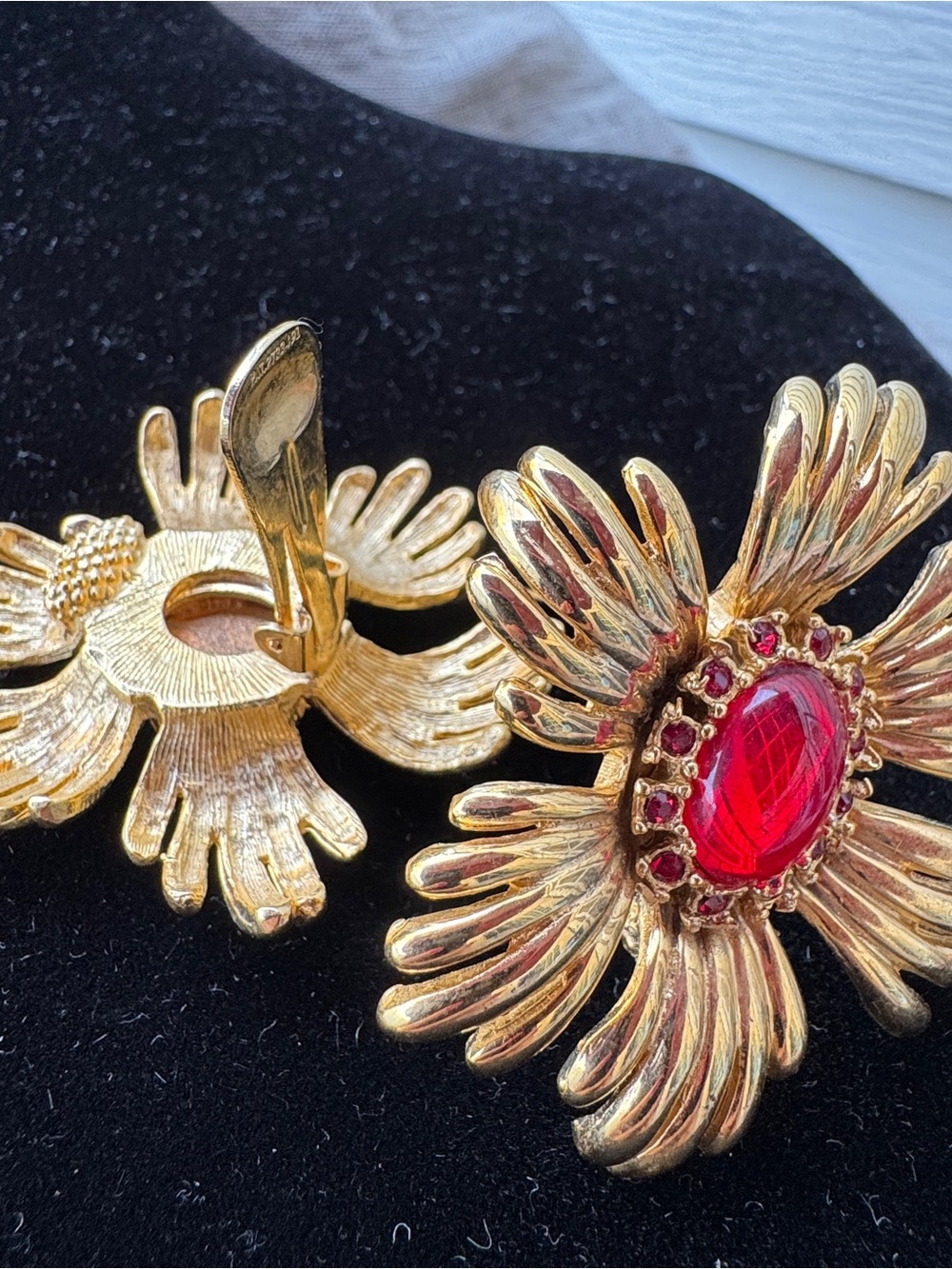 Vintage Graziano Gold-Tone Floral Clip Earrings with Red Cabochon - Picture 4 of 6